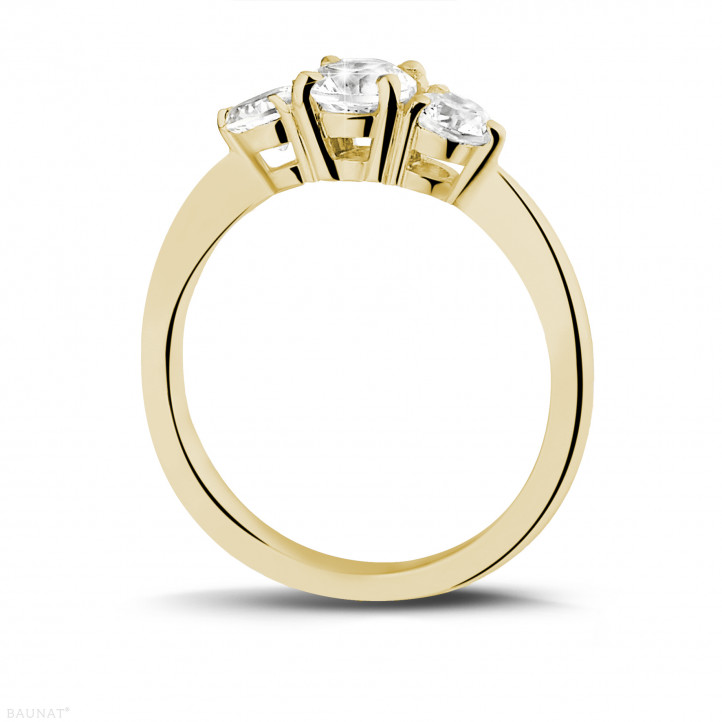 0.95 quilates anillo trilogía en oro amarillo con diamantes redondos