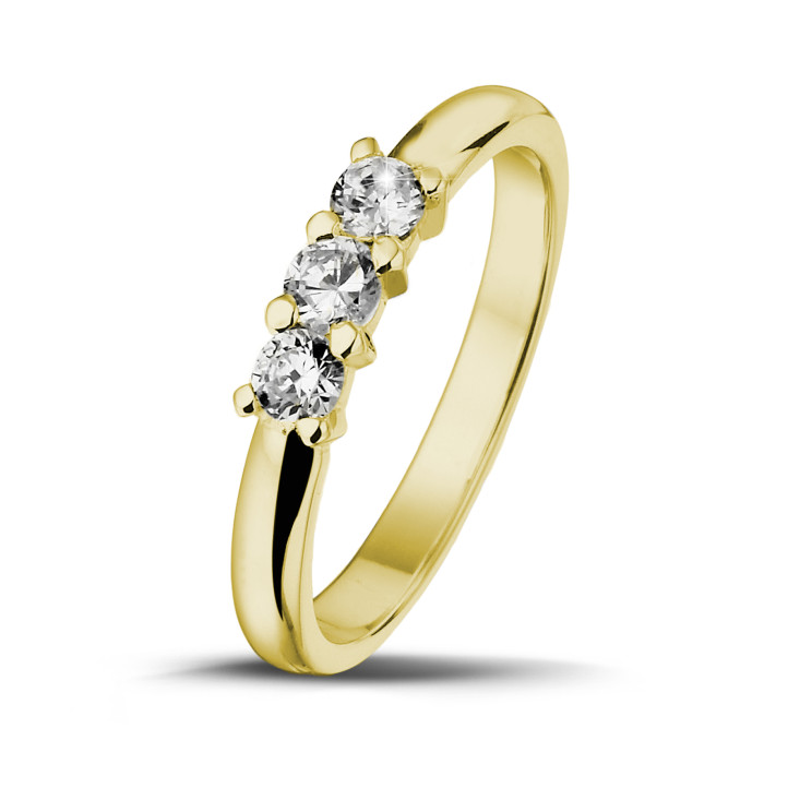 0.35 quilates anillo trilogía en oro amarillo con diamantes redondos