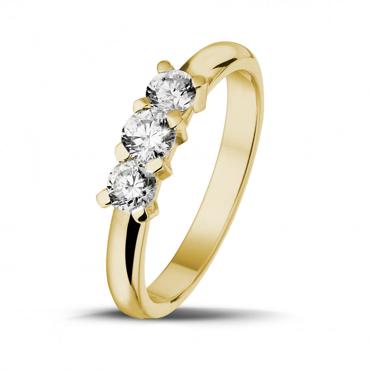0.50 quilates anillo trilogía en oro amarillo con diamantes redondos