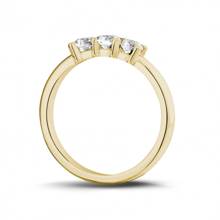 0.50 quilates anillo trilogía en oro amarillo con diamantes redondos