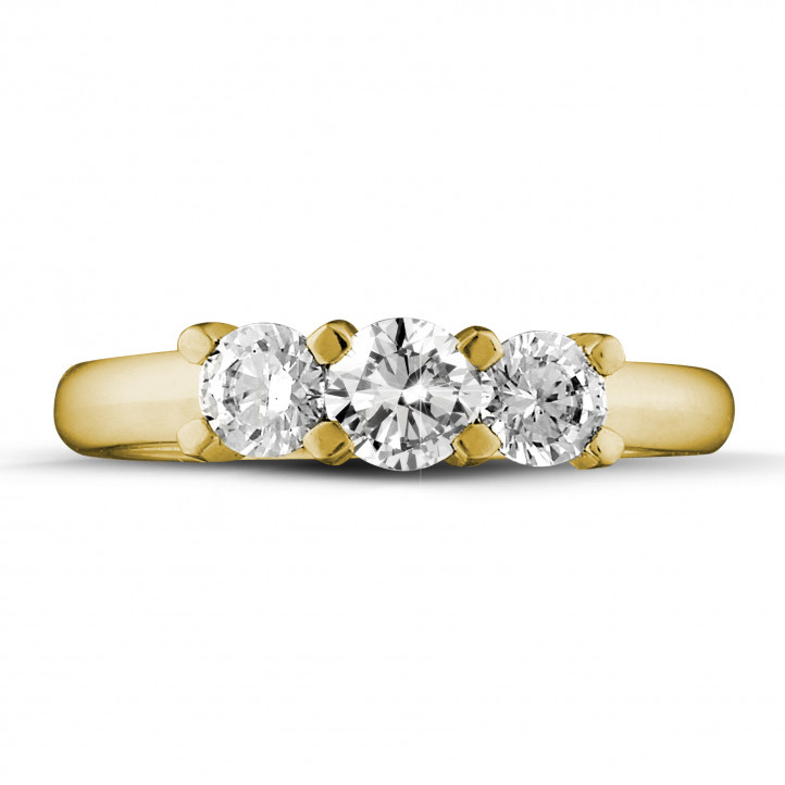 1.00 quilates anillo trilogía en oro amarillo con diamantes redondos