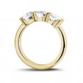 1.50 quilates anillo trilogía en oro amarillo con diamantes redondos