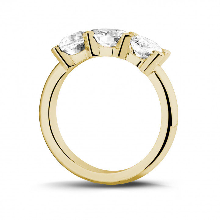 1.50 quilates anillo trilogía en oro amarillo con diamantes redondos