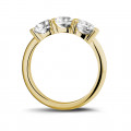 2.05 quilates anillo trilogía en oro amarillo con diamantes redondos