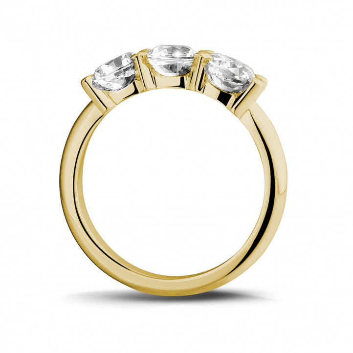2.05 quilates anillo trilogía en oro amarillo con diamantes redondos