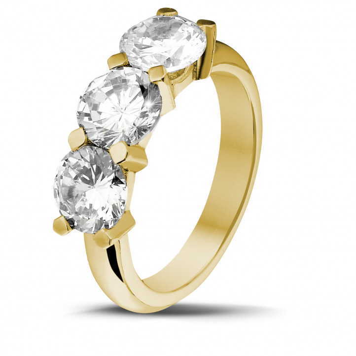 3.00 quilates anillo trilogía en oro amarillo con diamantes redondos