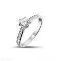 0.50 quilates anillo de platino de diamantes con diamantes en los lados