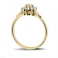 0.30 quilates anillo flor diamante en oro amarillo