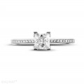 0.75 quilates anillo solitario en platino con diamante talla princesa y diamantes laterales