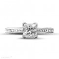 1.00 quilates anillo solitario en platino con diamante talla princesa y diamantes laterales