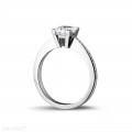 1.50 quilates anillo solitario en platino con diamante talla princesa y diamantes laterales