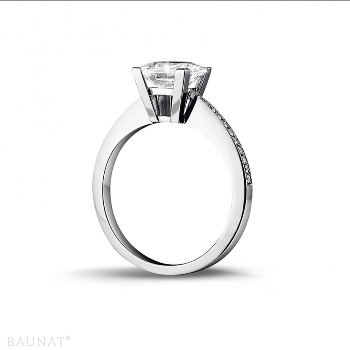 2.00 quilates anillo solitario en platino con diamante talla princesa y diamantes laterales
