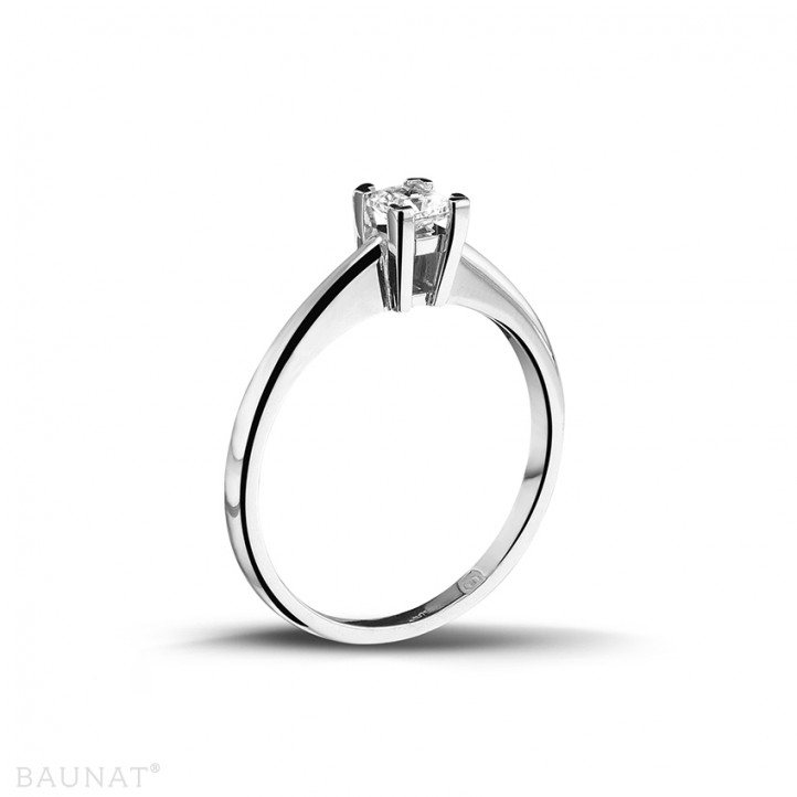 0.30 quilates anillo solitario en platino con diamante talla princesa