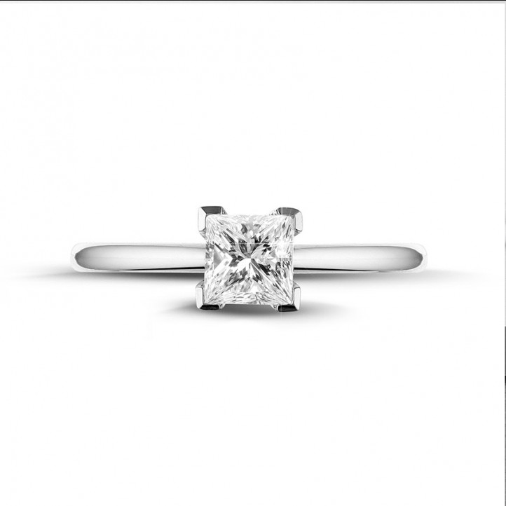0.75 quilates anillo solitario en platino con diamante talla princesa