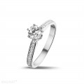 0.70 quilates anillo de platino de diamantes con diamantes en los lados