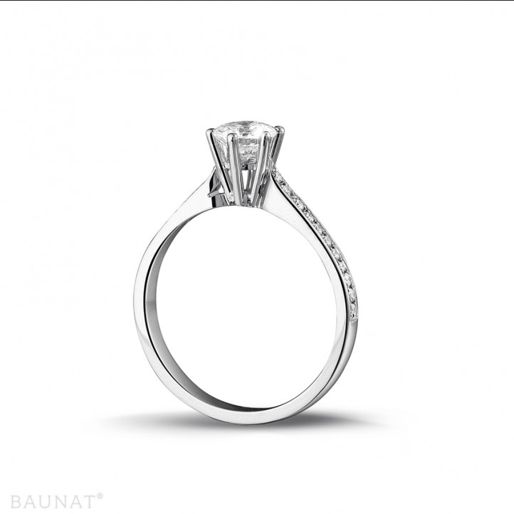 0.70 quilates anillo de platino de diamantes con diamantes en los lados