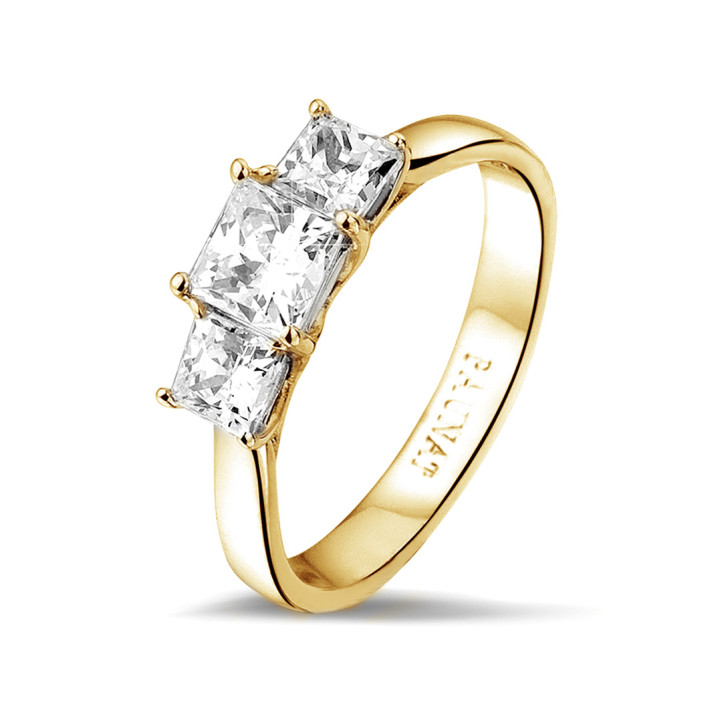 1.05 quilates anillo trilogía en oro amarillo con diamantes talla princesa