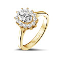 0.90 quilates anillo « entourage » en oro amarillo con diamante ovalado