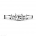 0.70 quilates anillo trilogía en platino con diamantes talla princesa