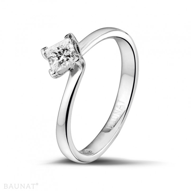0.50 quilates anillo solitario en platino con diamante talla princesa