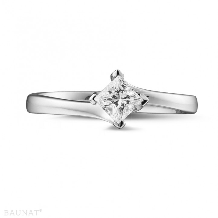 0.50 quilates anillo solitario en platino con diamante talla princesa