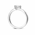 0.70 carats bague diamant solitaire en platine avec diamants sur les côtés
