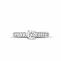 0.50 carat bague solitaire (demi-tour) en platine avec diamants sur les côtés