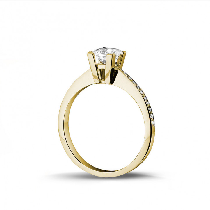 0.70 carat bague solitaire en or jaune avec diamant princesse et diamants sur les côtés