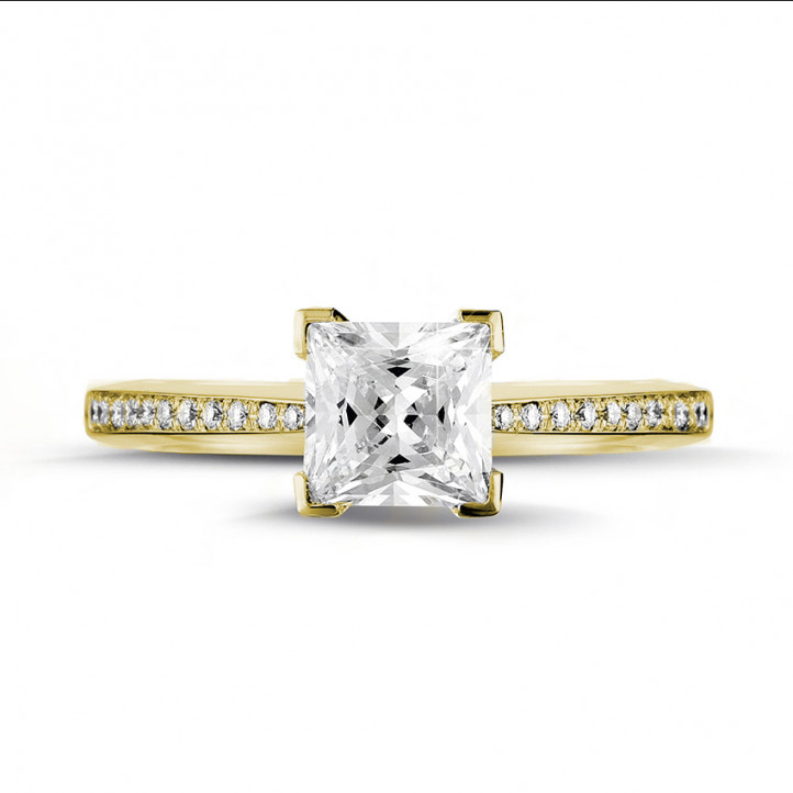 1.50 carat bague solitaire en or jaune avec diamant princesse et diamants sur les côtés