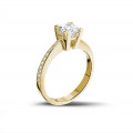 1.00 carat bague solitaire en or jaune avec diamant princesse et diamants sur les côtés