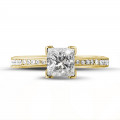1.00 carat bague solitaire en or jaune avec diamant princesse et diamants sur les côtés