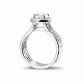 1.50 carats bague solitaire diamant en or blanc avec des diamants sur les côtés