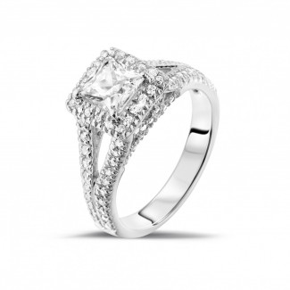 Fiançailles - 1.00 carat bague solitaire en or blanc avec diamant princesse et diamants sur les côtés