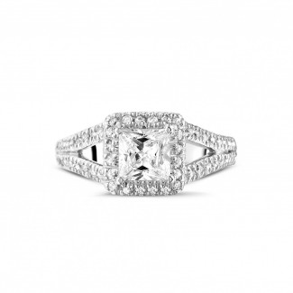Fiançailles - 1.00 carat bague solitaire en or blanc avec diamant princesse et diamants sur les côtés