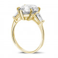 Bague en or jaune avec diamant de la taille poire et diamants baguette coniques