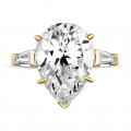 Bague en or jaune avec diamant de la taille poire et diamants baguette coniques