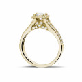 0.50 carat bague solitaire en or jaune avec diamant princesse et diamants sur les côtés