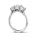 1. 50 carat bague trilogie en platine et diamants princesses