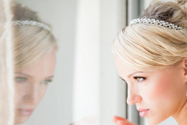 Mariée avec une tiare dans les cheveux - BAUNAT