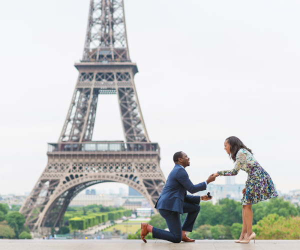 Demande en fiançailles à Paris devant la tour Eiffel, homme à genoux tenant une bague