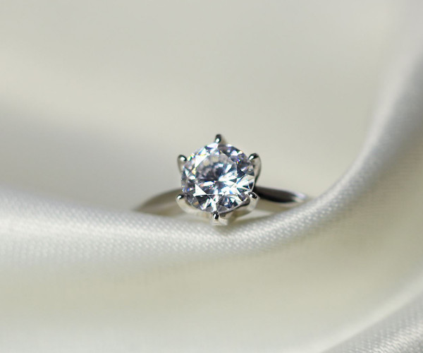 Quelle taille choisir pour une bague de fiançailles ?