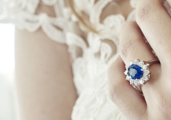 ASTUCE: une bague solitaire avec un saphir non-bleu