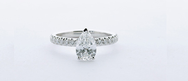 Une bague de fiançailles en or blanc avec un diamant de 1.50 carat