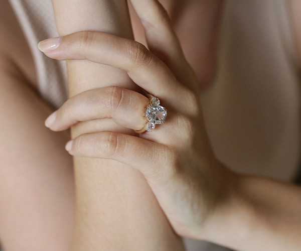 Bague de fiançailles en trilogie avec diamant taille coussin
