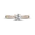 0.70 carats bague solitaire en or rouge avec quatre griffes et diamants sur les côtés