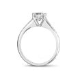 1.00 carats bague solitaire en or blanc avec quatre griffes et diamants sur les côtés