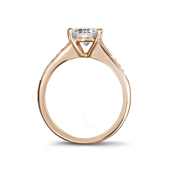 1.25 carats bague solitaire en or rouge avec quatre griffes et diamants sur les côtés