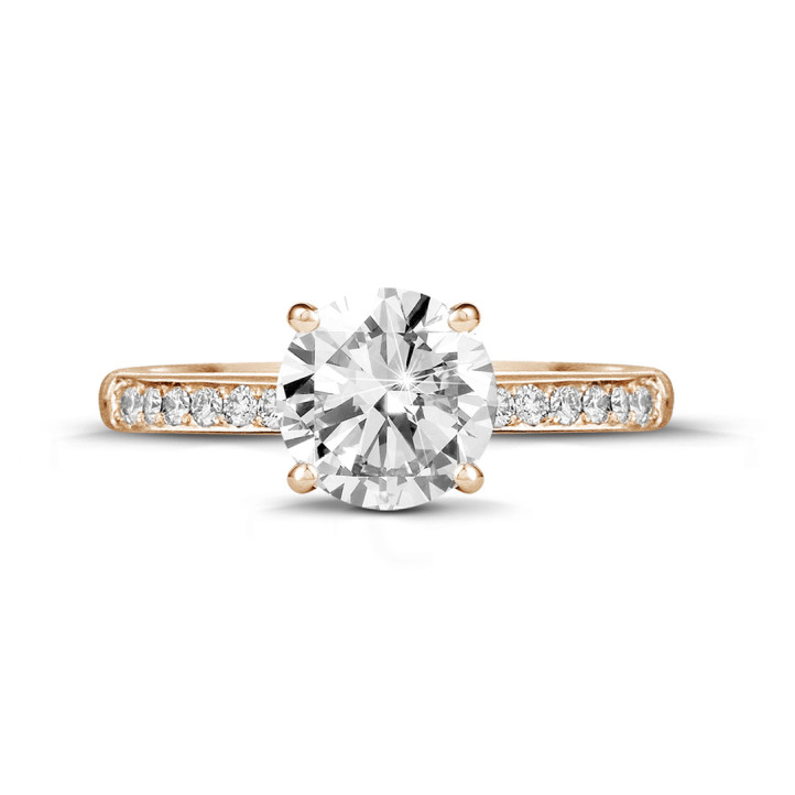 1.25 carats bague solitaire en or rouge avec quatre griffes et diamants sur les côtés