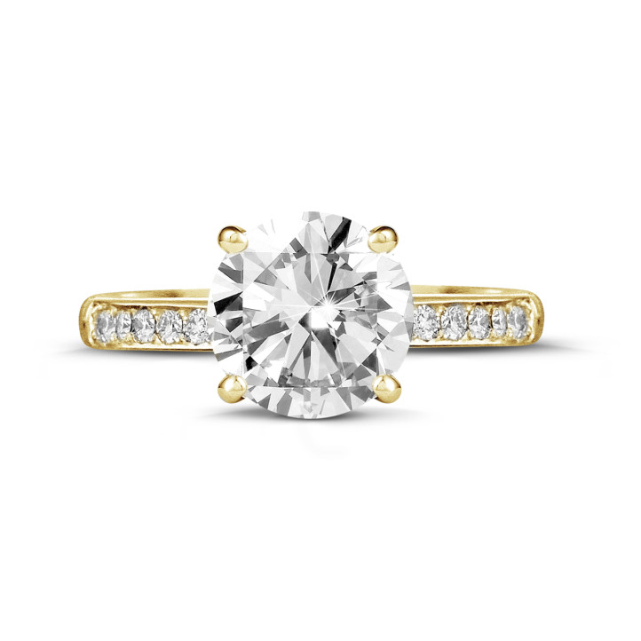 3.00 carats bague solitaire en or jaune avec quatre griffes et diamants sur les côtés