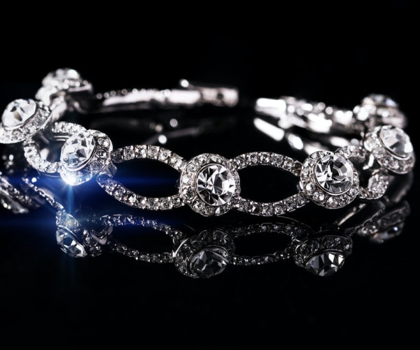 Bracelet en or blanc serti de diamants taille brillant, motifs ovales et pierres rondes scintillantes